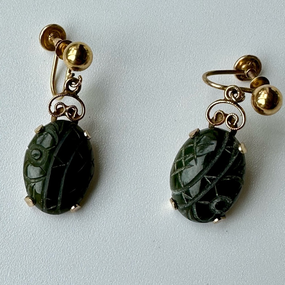 VTG 14k Yellow Gold Carved Jade Natural Stone Screw-On Backs Earrings